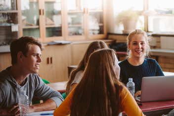 kouluyhteisö-ja-mielenterveys-luokka-opettaja