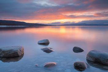 Koristekuva, tyyni meri auringonnousun aikaan