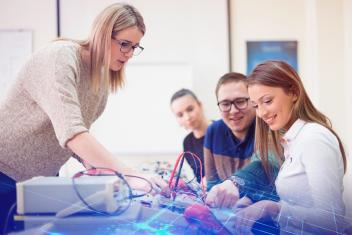 Kuvituskuva, opettajat ja työpaikkaohjaajat.